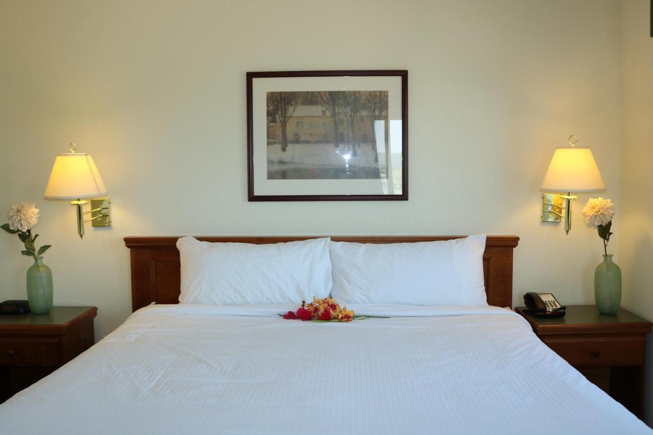 Nomad Hotel & Suites Fort Mcmurray Extérieur photo